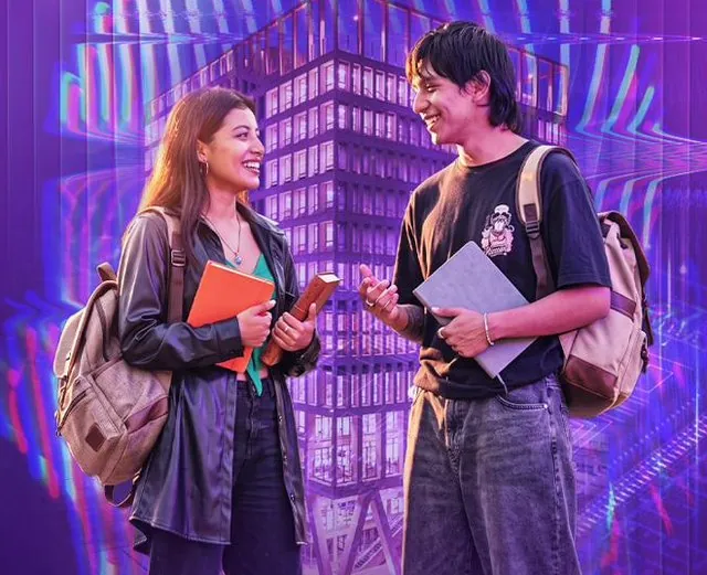 Dos estudiantes conversando frente al edificio de UCompensar